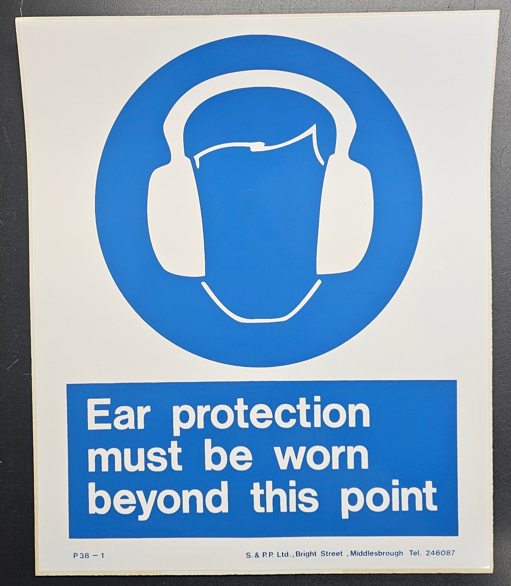 123. EAR PROTECTION MUST BE WORN BEYOND THIS POINT (STICKER)