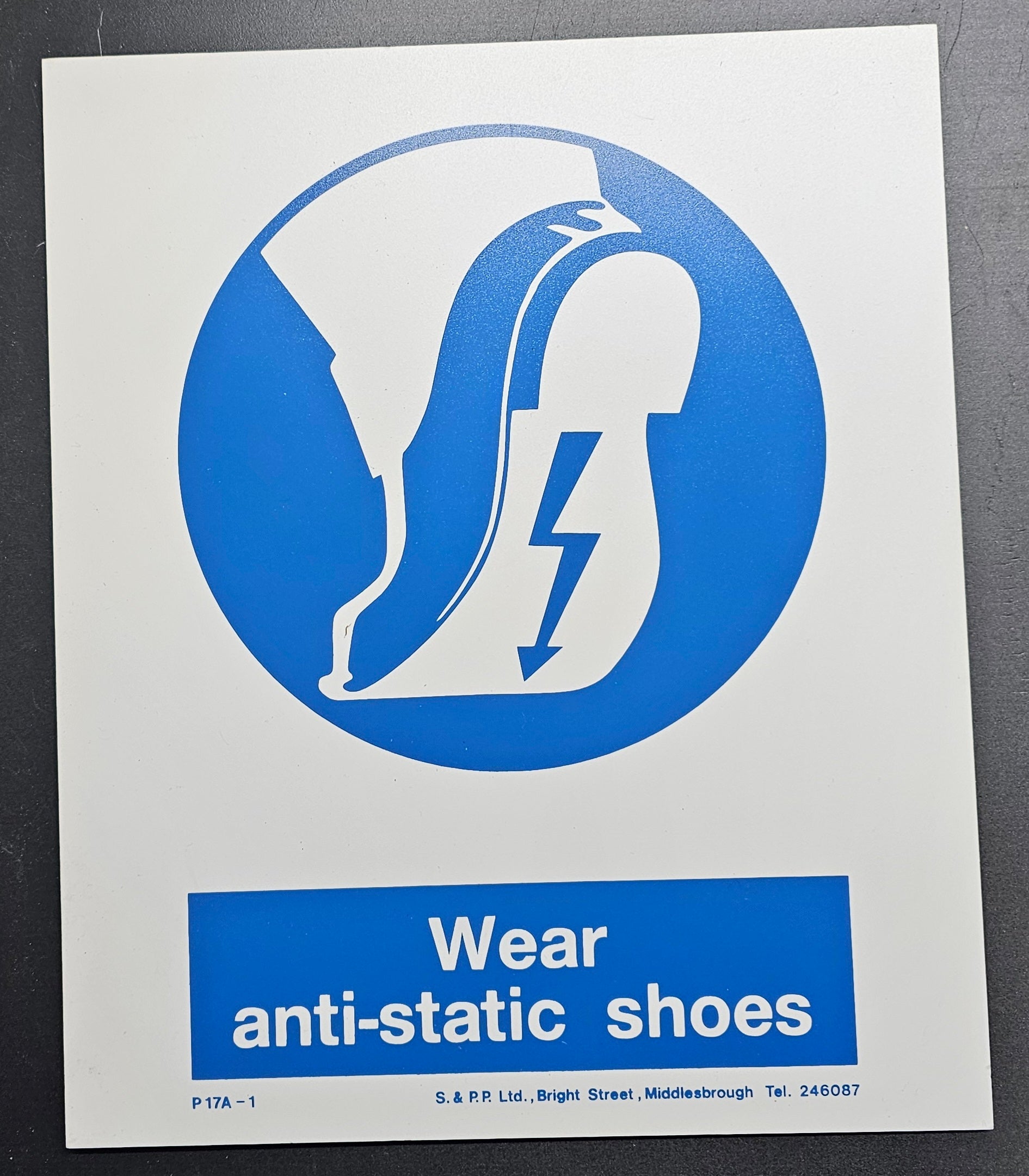 136. WEAR ANTI-STSTIC SHOES (PVC BOARD)