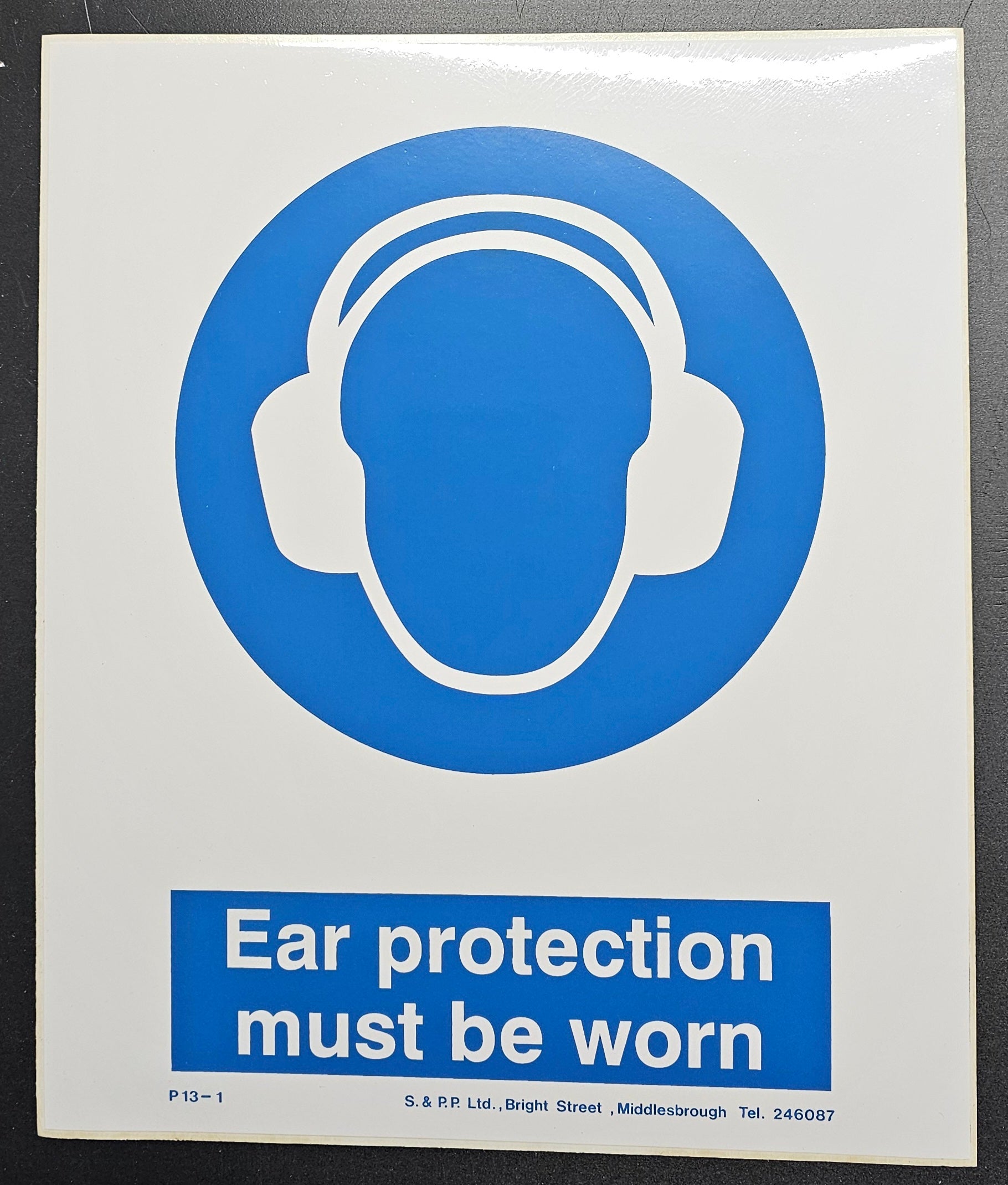 139. EAR PROTECTION MUST BE WORN (STICKER)