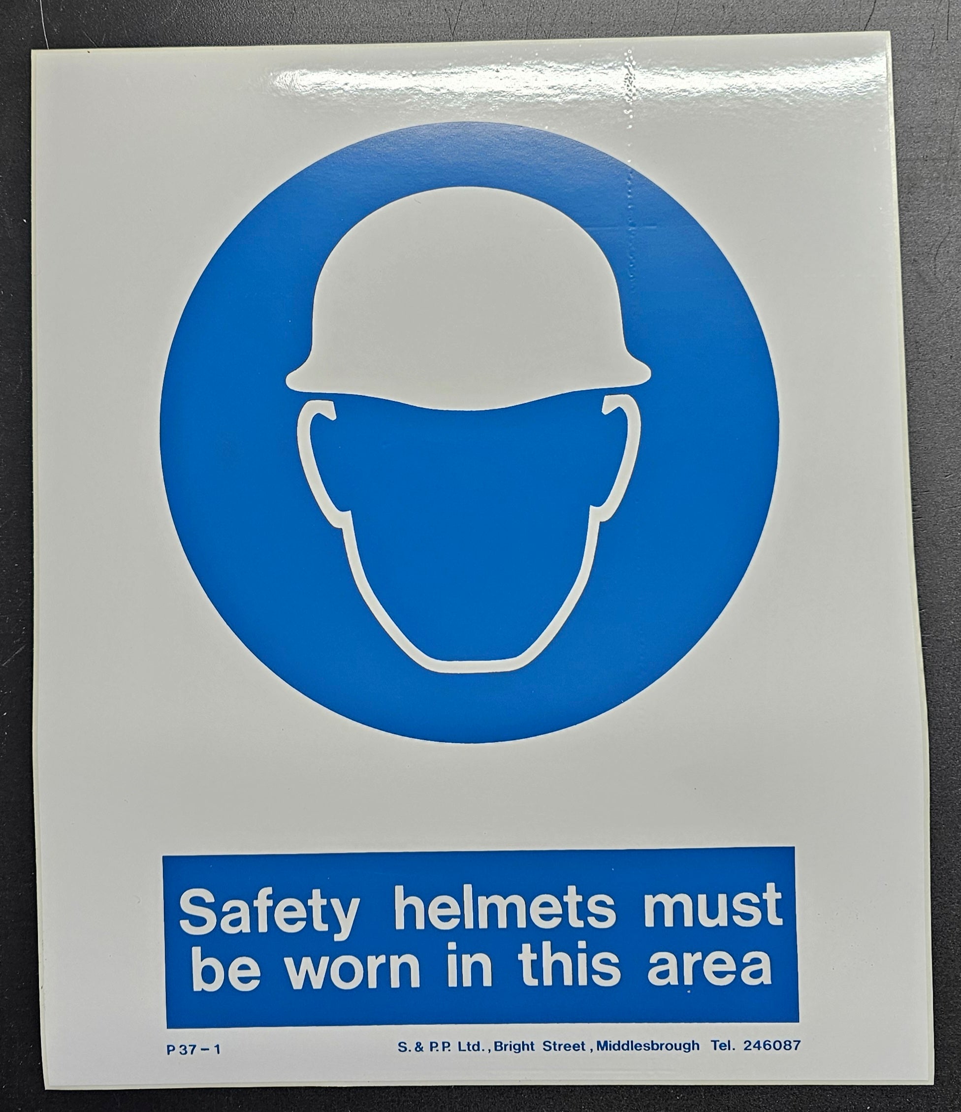140. SAFETY HELMETS MUST BE WORN IN THIS AREA (STICKER)