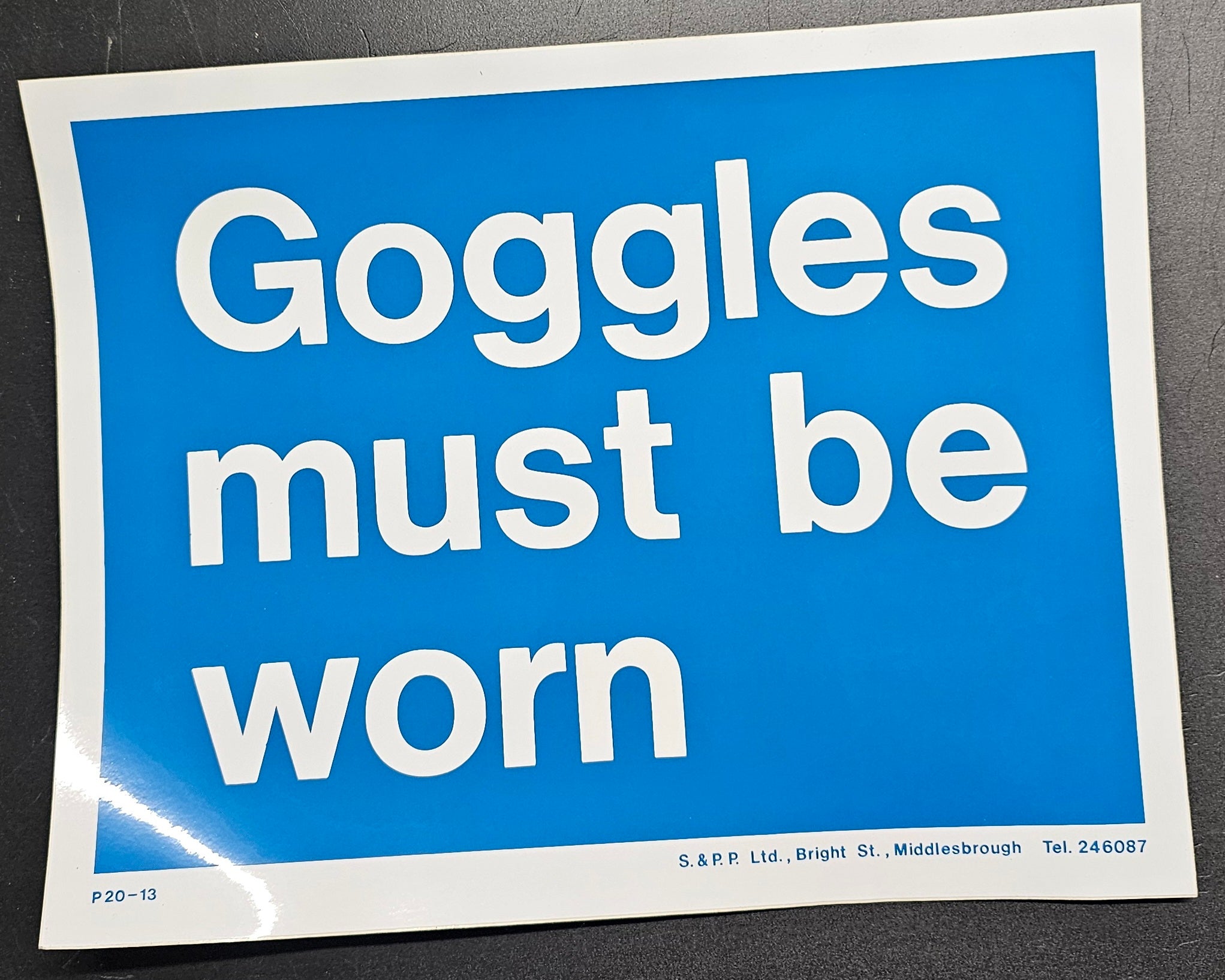 186. GOGGLES MUST BE WORN (STICKER)