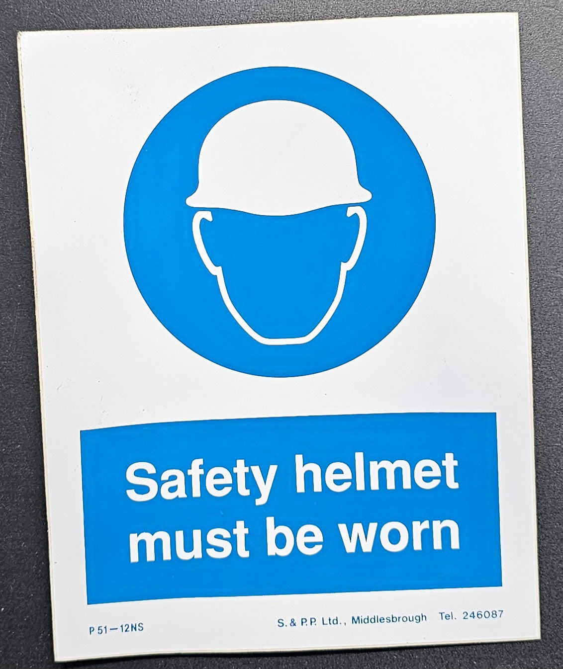 193. SAFETY HELMET MUST BE WORN (STICKER)