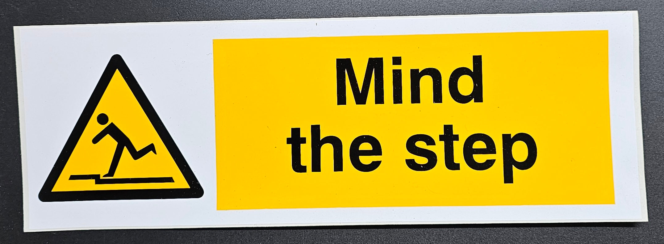 83. MIND THE STEP (STICKER)